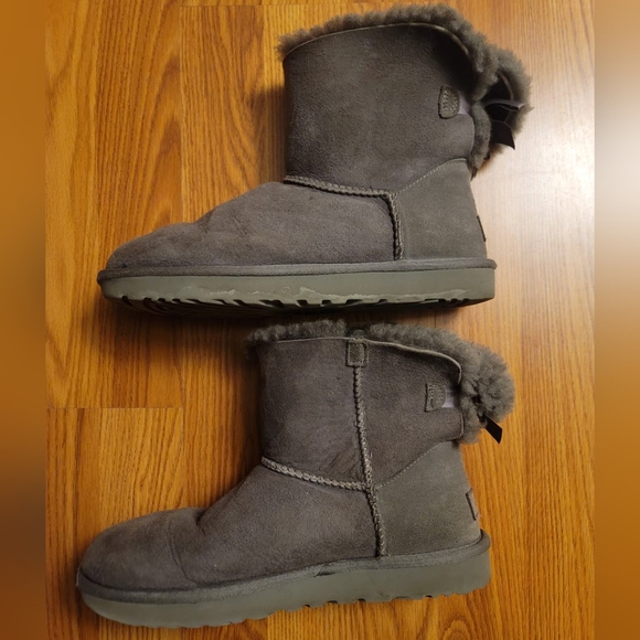UGG Womens Mini Bailey Bow II Boot Size 9 in Grey Fair Condition - Picture 4 of 11